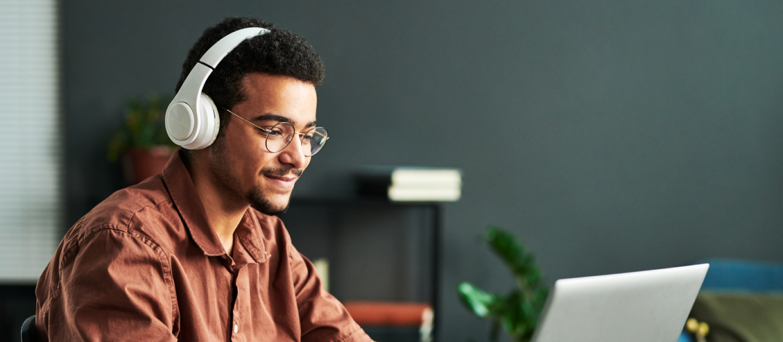 A young man is on his computer receiving treatment for paranoid personality disorder.