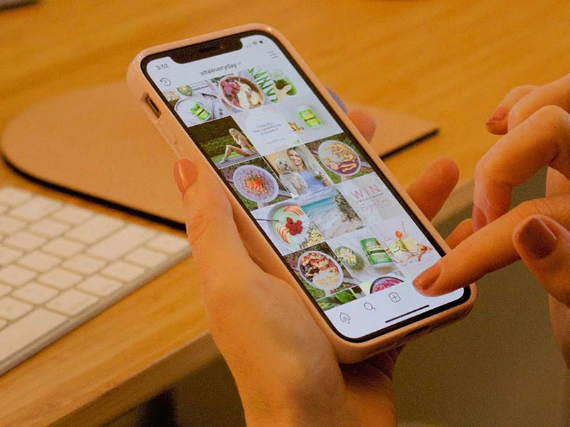 Person scrolling through an instagram page dedicated to food