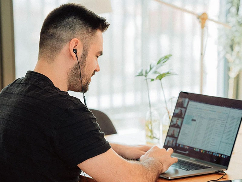 Teen in an online class watching a teacher present