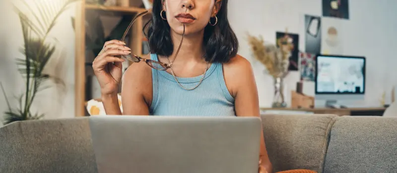 A young woman dealing with a phobia of commitment sits at her computer 