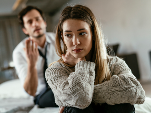 A young woman and man argue at home. Stonewalling could be hurting their relationship.