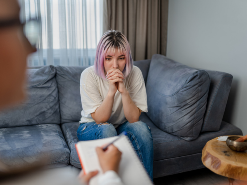 A female teenager goes to therapy to help cope with a depressive episode.