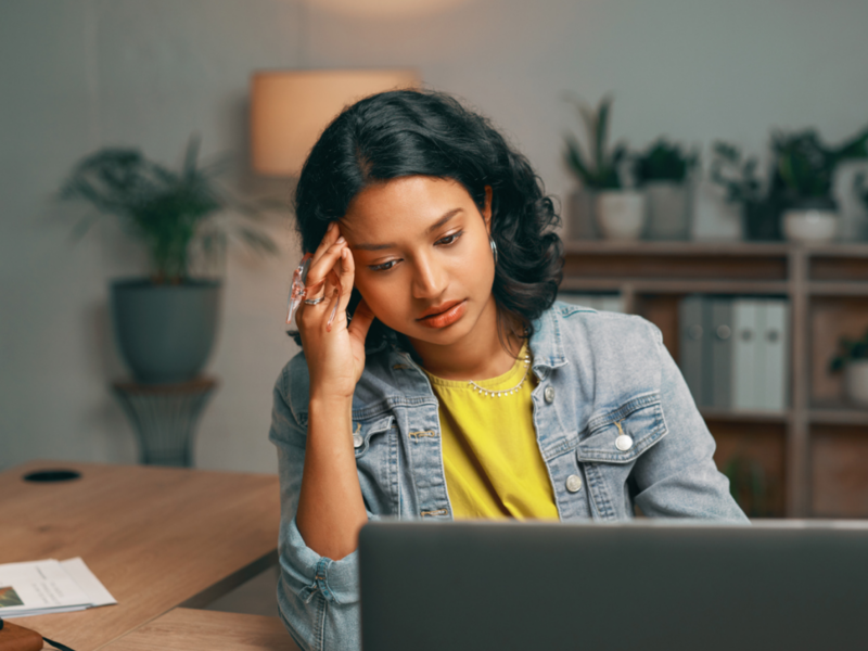 A young woman is experiencing how alcohol affects anxiety.