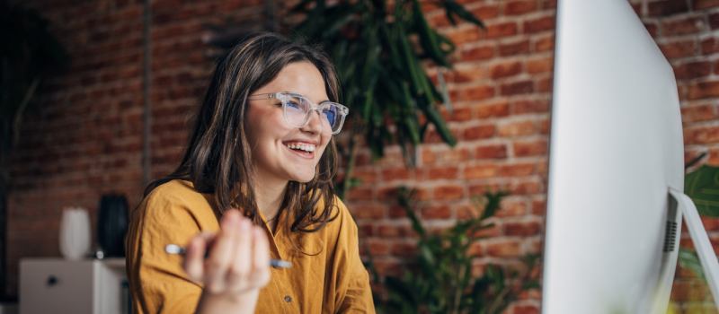 A young woman is in a virtual session with her psychiatrist.